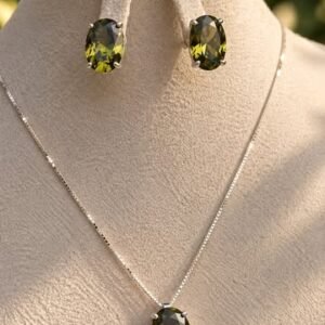 Conjunto com pedras verdes