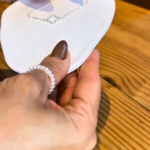 Colar com detalhes claros