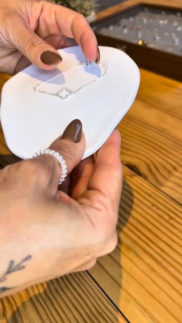 Colar com detalhes claros
