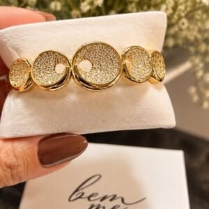 Pulseira com elementos circulares
