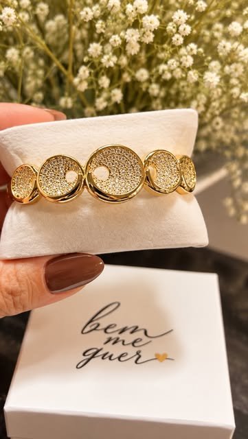Pulseira com elementos circulares